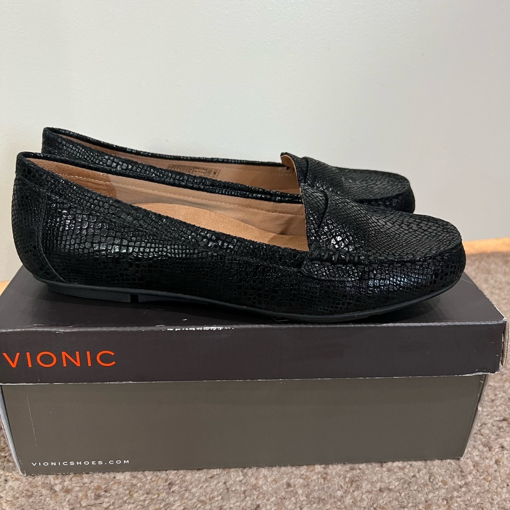 Vionic Size 9, Chill Larrun loafer in black snake. Never worn! Style 365Larrun